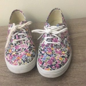 Pretty floral Vans. Perfect for spring!